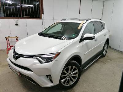 White Toyota fixed front glass